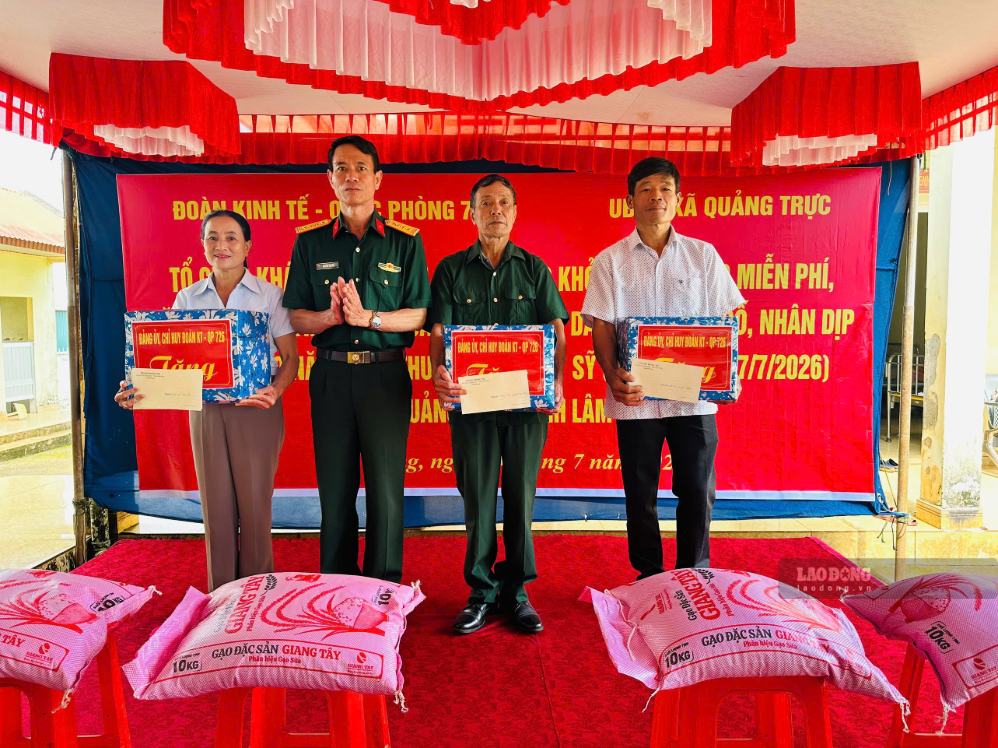 Đại tá Nguyễn Văn Huệ trao quà tặng thương bệnh binh, thân nhân liệt sỹ là nhân viên, người lao động của đơn vị. Ảnh: Linh Khôi