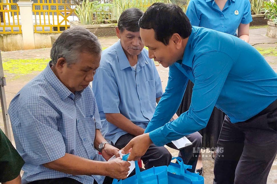 Chủ tịch LĐLĐ tỉnh Gia Lai Hà Duy Trung trao quà tri ân các thương binh, gia đình chính sách, người có công với cách mạng. Ảnh: Huy Trang