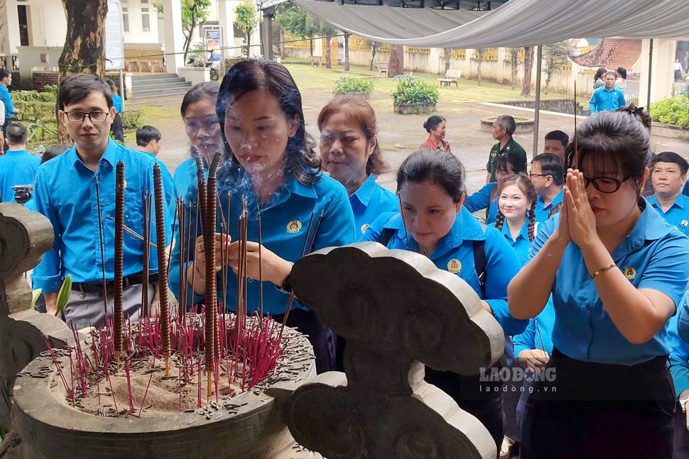 Các cán bộ Công đoàn, đoàn viên dâng hương. Ảnh: Huy Trang