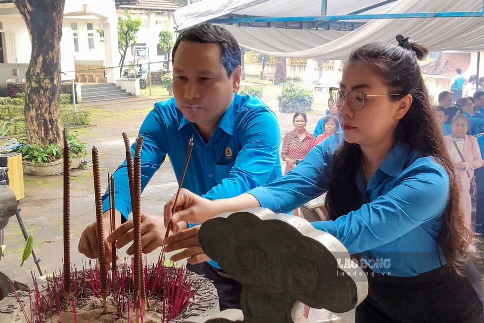 Leaders of Gia Lai Provincial Trade Union offer incense at the Pleiku Prison Historical Relic, commemorating heroic martyrs and people with meritorious services to the revolution. Photo: Huy Trang