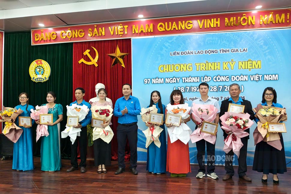 Ông Hà Duy Trung trao kỷ niệm chương cho các cán bộ Công đoàn. Ảnh: Huy Trang