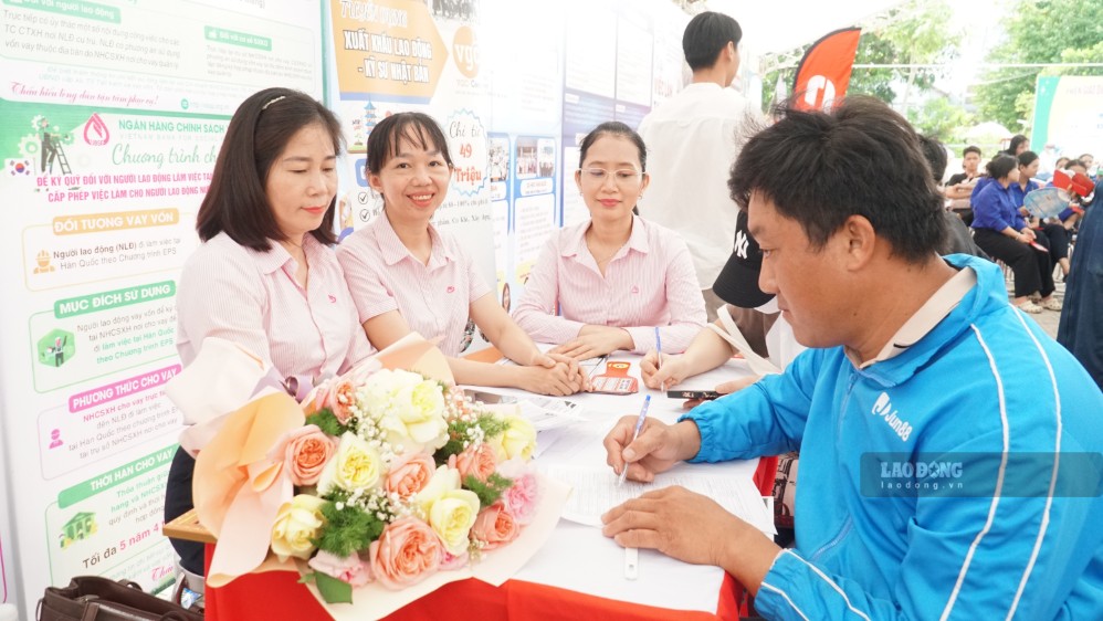 The job transaction session in Tam Ky ward, Da Nang brought more than 14,000 job positions for workers. Photo: Hoang Bin