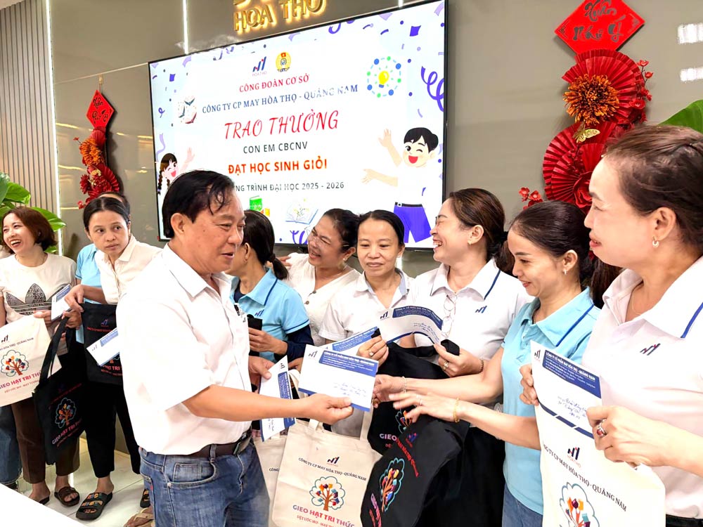 The Trade Union of Hoa Tho Quang Nam Garment Joint Stock Company awarded prizes to 400 excellent students who are children of union members and workers. Photo provided by Da Nang Trade Union