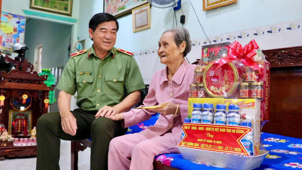 Major General Nguyen Van Han, Director of An Giang Provincial Police, and the working delegation visited and presented gifts to policy families and typical people with meritorious services to the revolution. Photo: Tien Dung/ An Giang Police