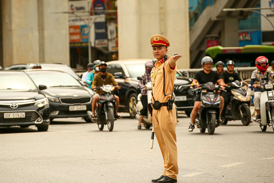 People pay attention to traffic diversion plans to choose a suitable direction to move. Photo: Hanoi City Police