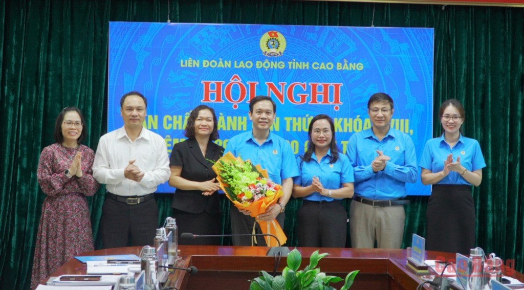 New Chairman of Cao Bang Provincial Labor Federation Ha Ngoc Tu receives congratulatory flowers. Photo: Truong Quyen/Cao Bang Newspaper and Radio and Television