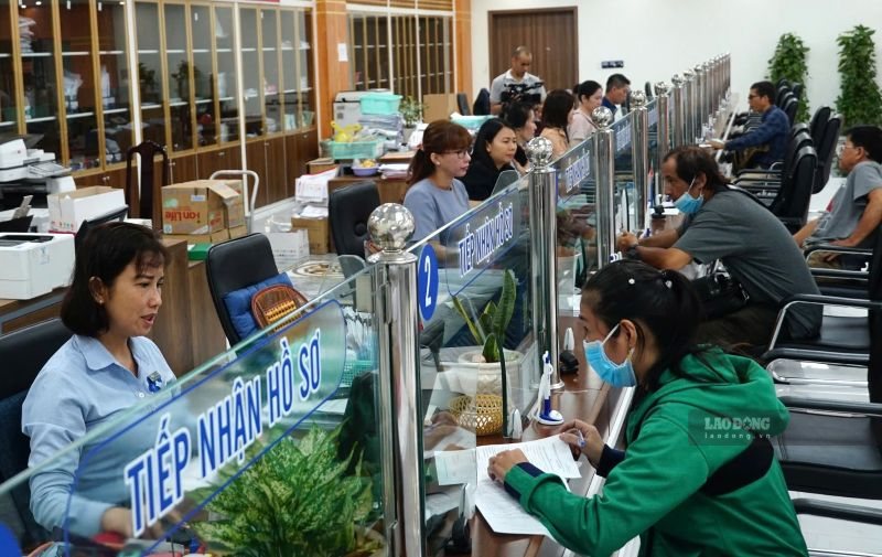 Les sujets de l'enquête comprennent: Les organisations et les particuliers venant effectuer des transactions au guichet unique de l'organisme d'assurance sociale de Hô Chi Minh-Ville. Photo: Nam Duong