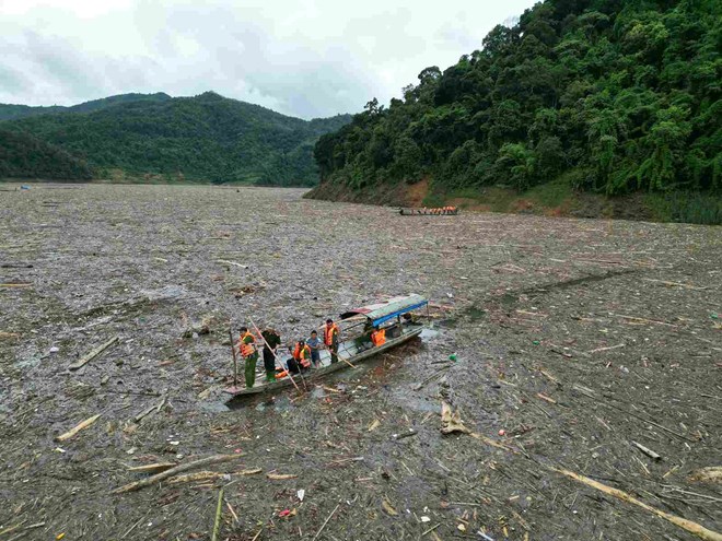 The last victim in the flash flood was found on the hydropower lake. Photo: Drone Rescue Club Dinh Hoang