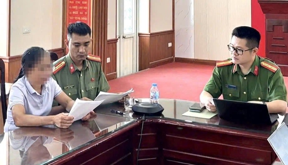 Bà T.T.L đã thừa nhận hành vi sai phạm và cam kết không đăng tải các thông tin sai sự thật, thông tin chưa được kiểm chứng trên mạng xã hội. Ảnh: Công an TP Hải Phòng