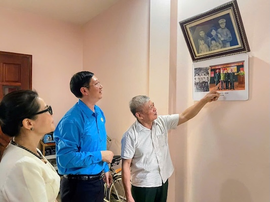 Dong Ngac Ward Trade Union visits and expresses gratitude to policy families, relatives of martyrs, and people with workers on the 79th anniversary of War Invalids and Martyrs' Day (July 27, 1947 – July 27, 2026). Photo: Ward Trade Union