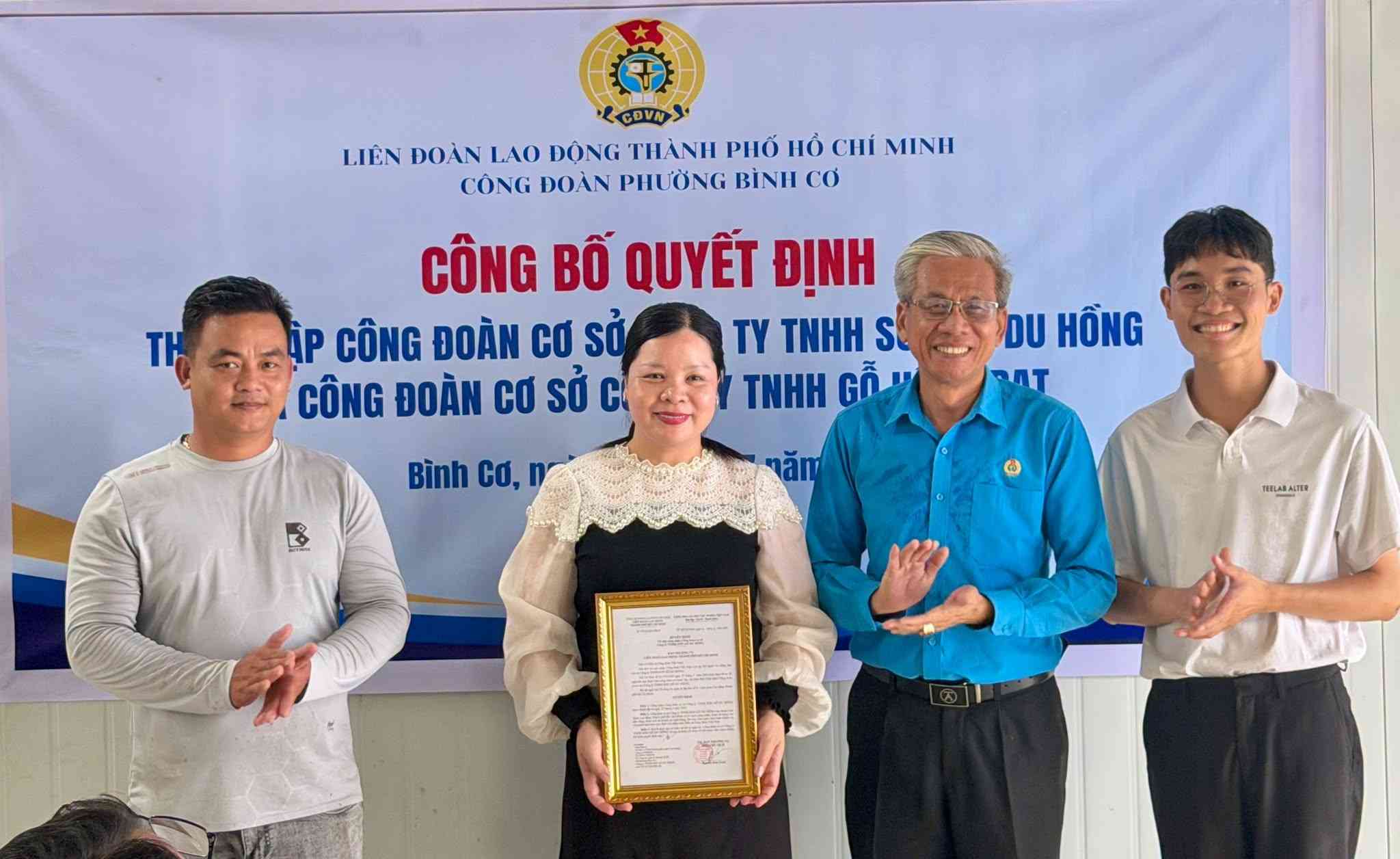 The ceremony to award the decision to establish the grassroots trade union in Binh Co ward. Photo: Vietnam Fatherland Front Committee of Binh Co ward