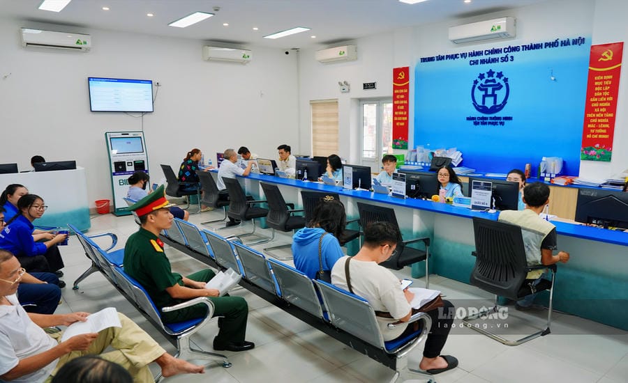 Hanoi people place high expectations after being surveyed and given feedback on public administration services. Photo: Duong Anh