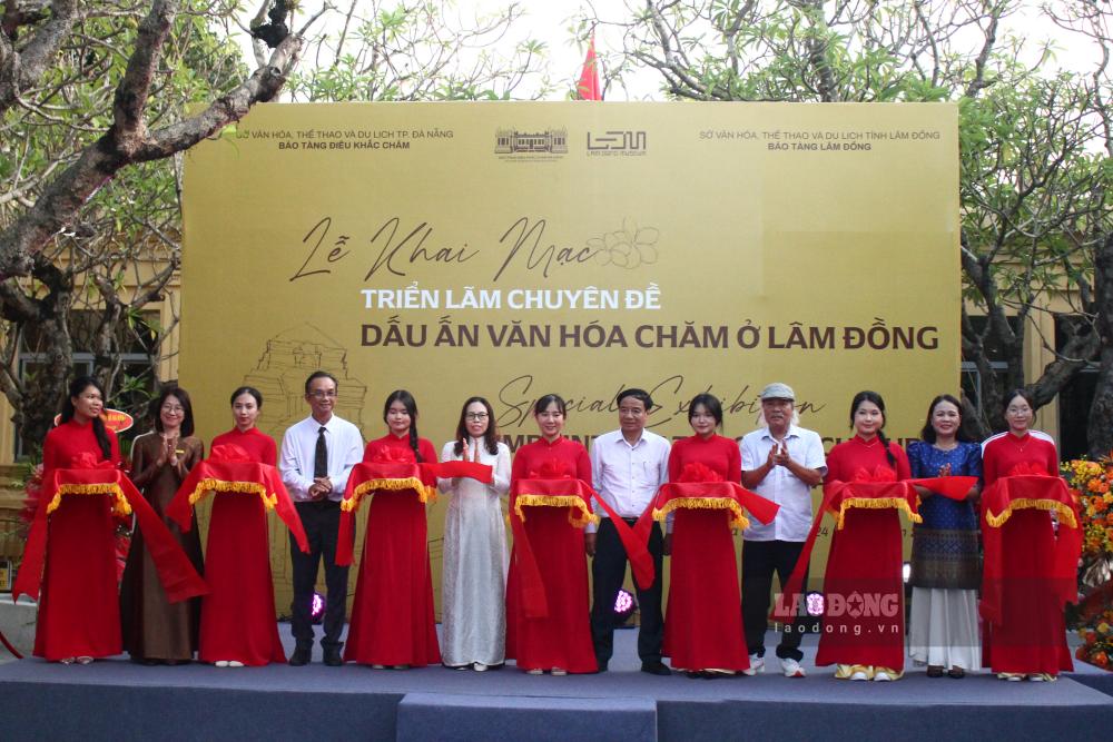 Triển lãm “Dấu ấn văn hóa Chăm ở Lâm Đồng” khai mạc tại Bảo tàng Điêu khắc Chăm Đà Nẵng. Ảnh: Thanh Huyền