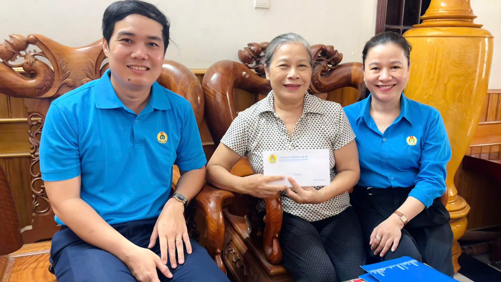 Cam Le Ward Trade Union, Da Nang visits retired trade union officials to celebrate the 97th anniversary of the establishment of the Vietnam Trade Union. Photo provided by Cam Le Trade Union