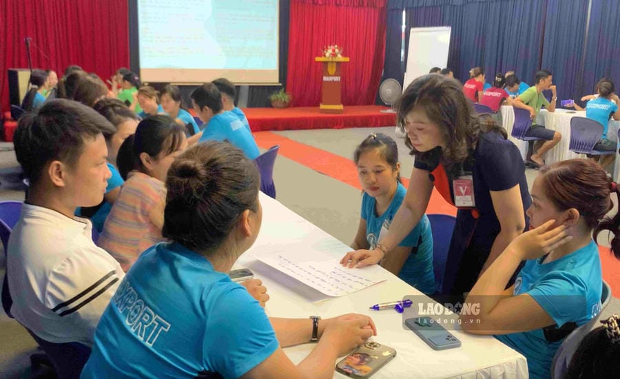 Maxport Factory workers discuss at the seminar "Exploring Together - Connecting Love" to gain more experience to accompany young children. Photo: Luong Ha