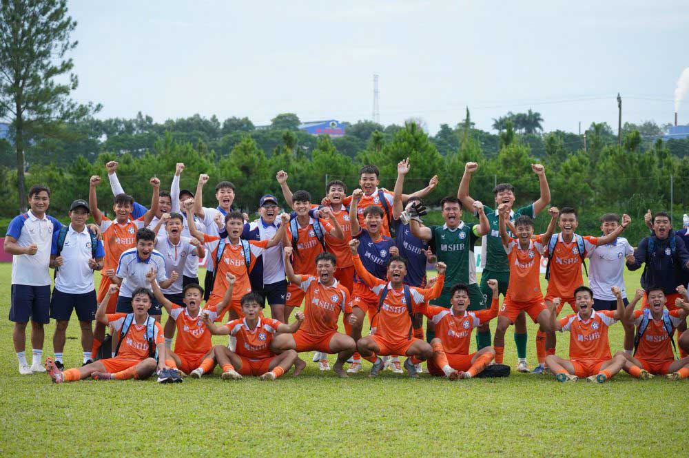La joie de l'équipe U17 de Da Nang en participant aux demi-finales du championnat national U17 2026. Photo: VFF