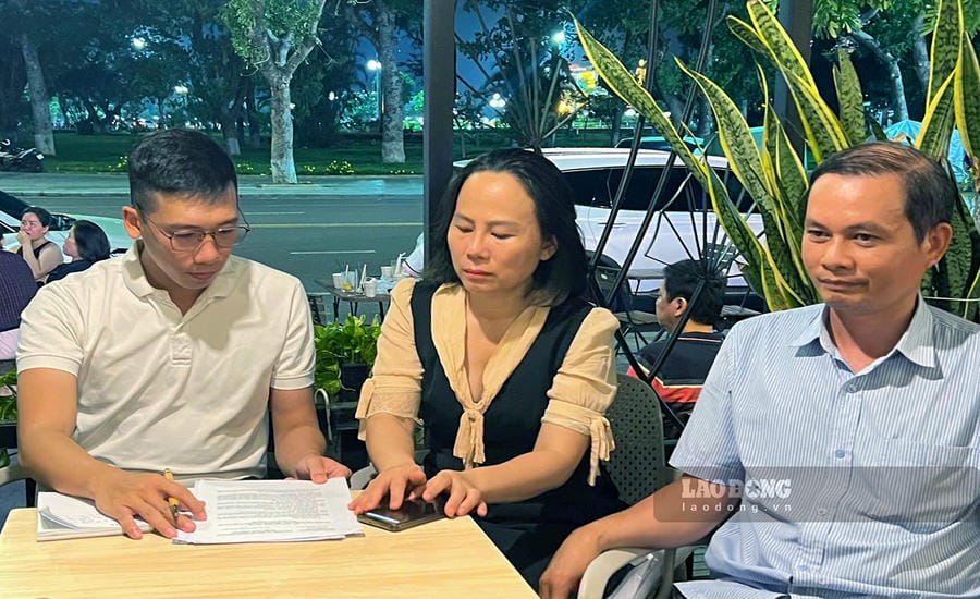 Nurse Tran Thi Hang talks with a reporter from Lao Dong Newspaper about the content of the complaint. Photo: Hoai Phuong