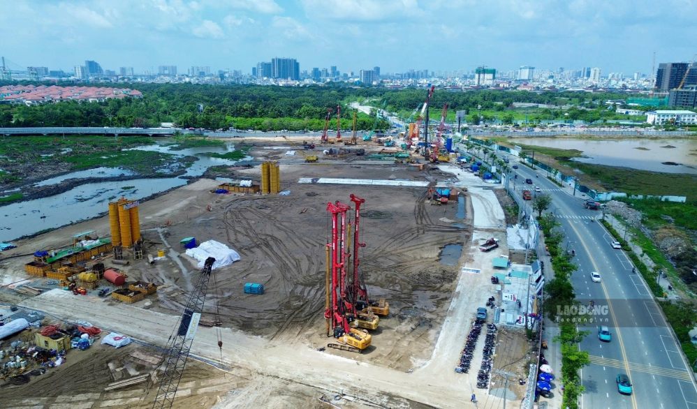 Đường Tố Hữu đi qua Trung tâm hành chính mới TPHCM đang được thi công tại Khu đô thị mới Thủ Thiêm.  Ảnh: Minh Quân