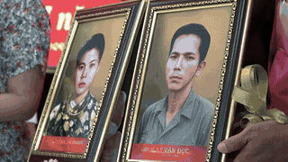 Restored portrait brings the son to "meet" his parents after nearly 60 years