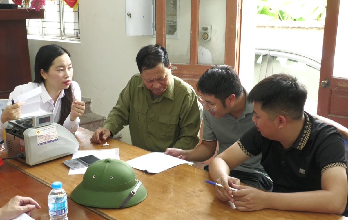 Le quartier de Phu Lien verse les fonds de compensation pour la mise en œuvre du projet. Photo: Portail d'information électronique du quartier de Phu Lien, ville de Hai Phong