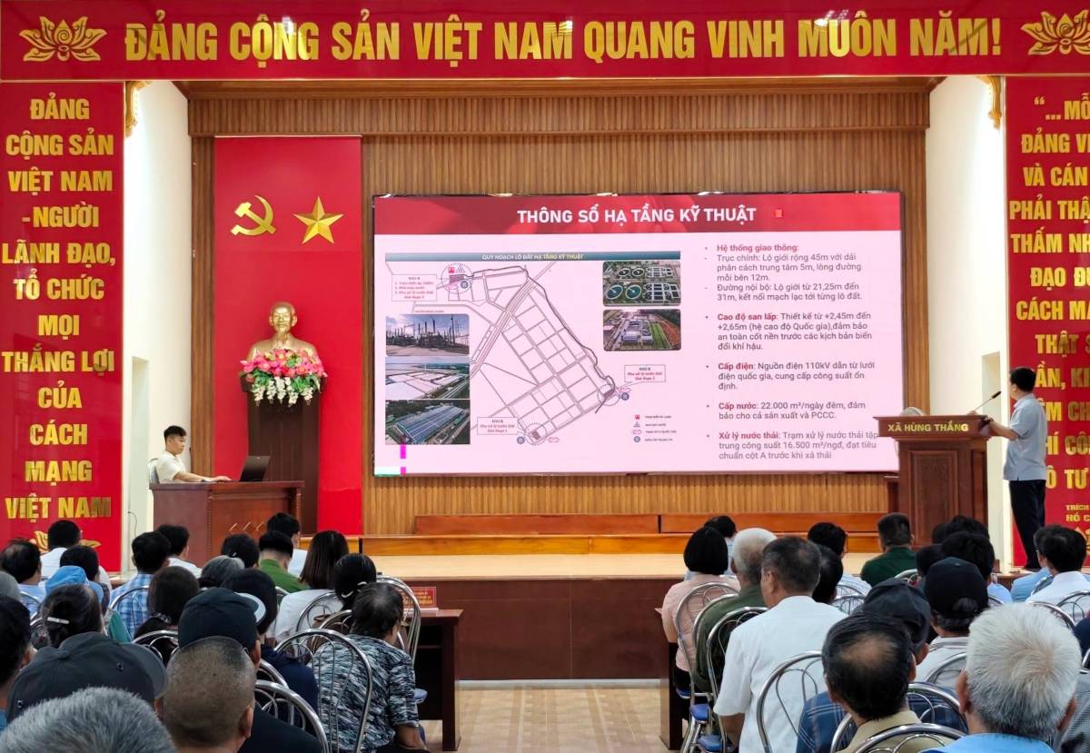 La commune de Hùng Thắng sensibilise, diffuse et déploie le travail de déblaiement du site pour la mise en œuvre du projet d'investissement dans la construction et l'exploitation des infrastructures de la zone industrielle de Tiên Lãng 1. Photo: Portail d'information électronique de la commune de Hùng Thắng