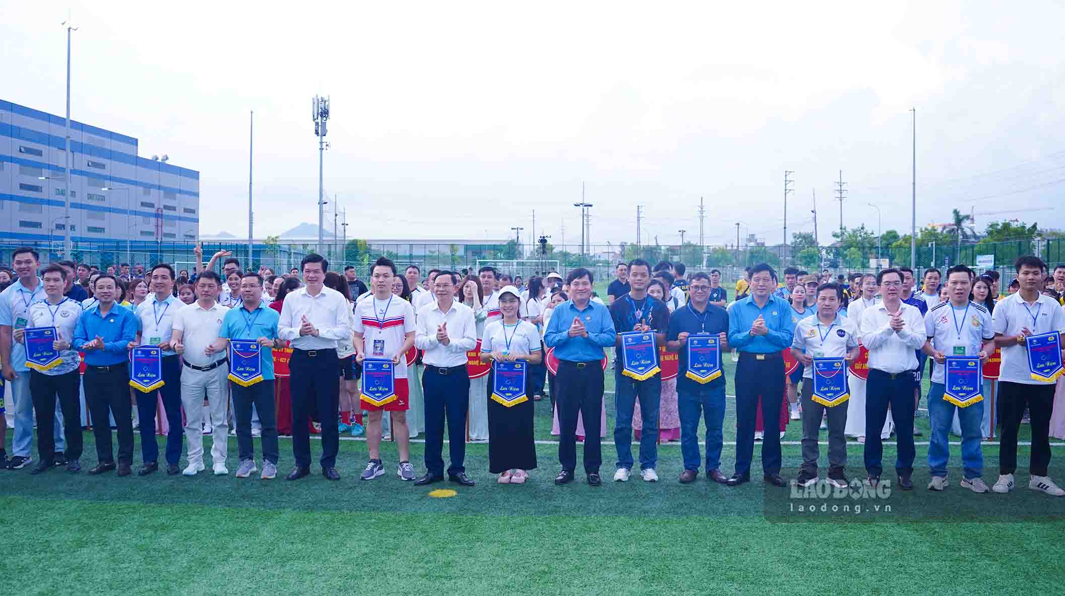 Delegates present souvenir flags to teams participating in the tournament. Photo: Duy Chuong