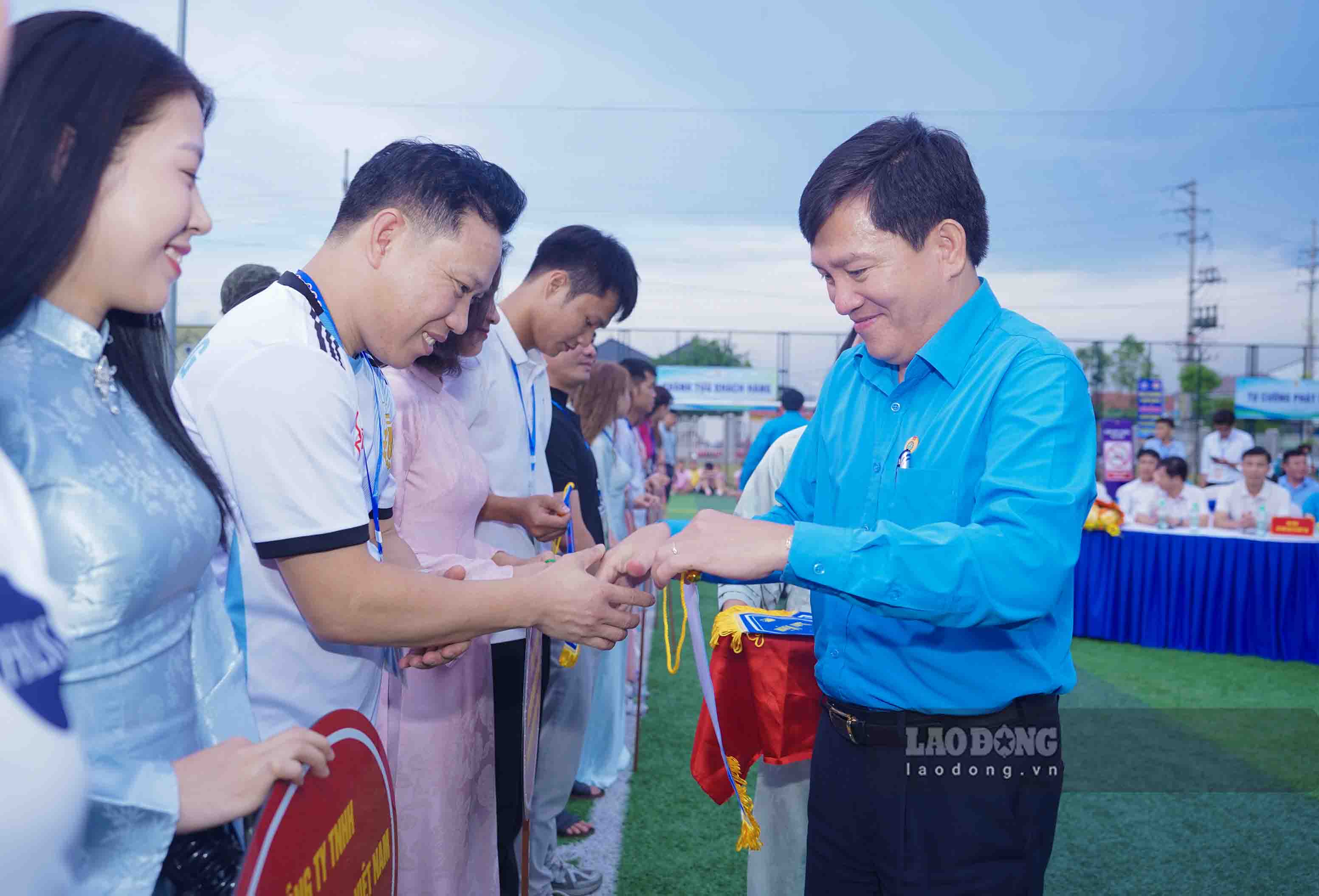 Phó Chủ tịch Tổng Liên đoàn Lao động Việt Nam Nguyễn Xuân Hùng tặng cơ lưu niệm cho các đội. Ảnh: Duy Chương