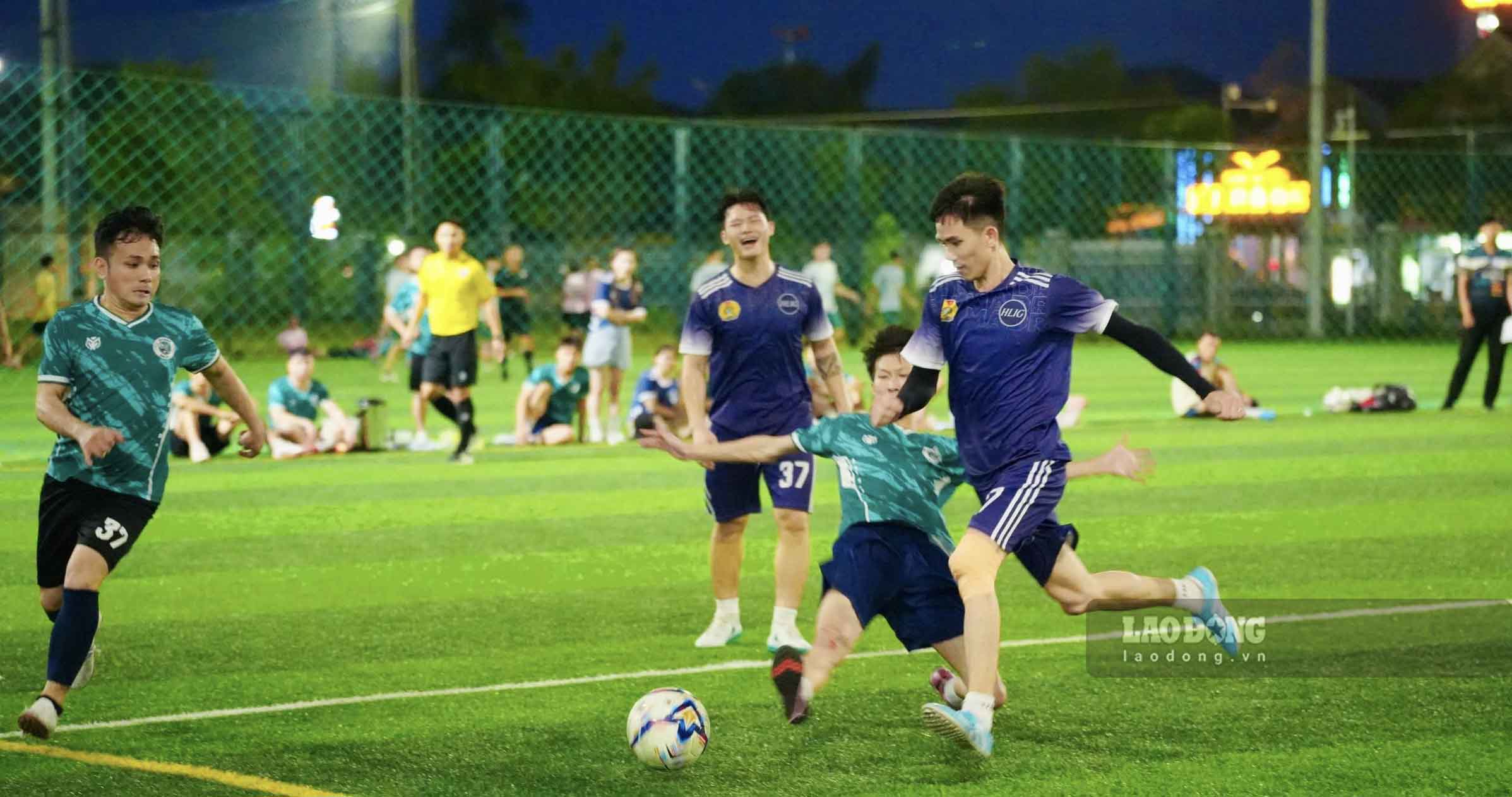 Các trận bóng đá nam hấp dẫn tại giải thể thao dành cho công nhân. Ảnh: Duy Chương