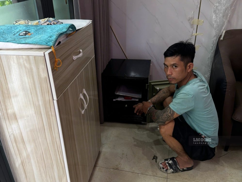 Công an dựng lại hiện trường trong vụ trộm hàng loạt trang sức bằng vàng trắng đính kim cương tại căn nhà trong hẻm Hùng Vương. Ảnh: Phương Linh