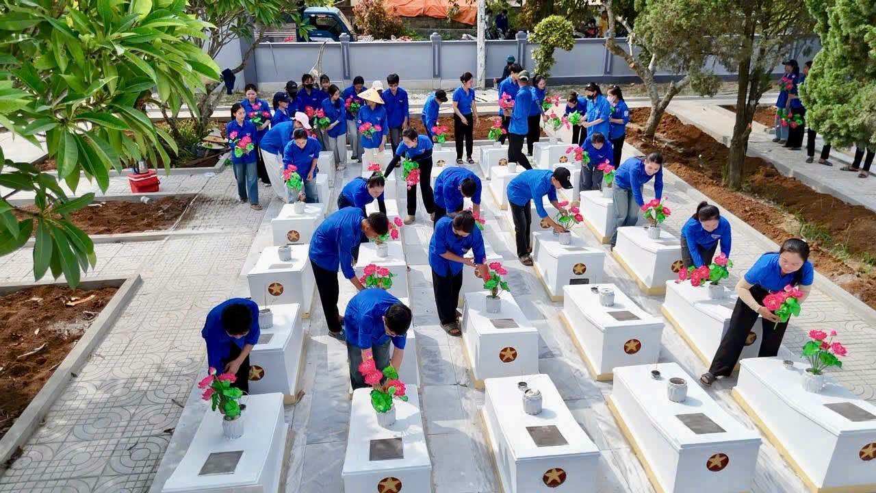 Tuổi trẻ xã Nghĩa Hưng dâng hoa tại các phần mộ anh hùng liệt sĩ. Ảnh: Tỉnh đoàn Nghệ An 