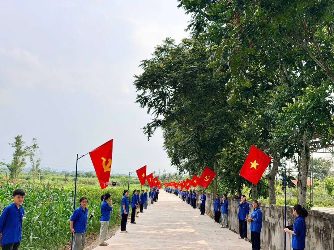 Youth forces of Nghia Hung commune (Nghe An) erect a flag post in gratitude to heroic martyrs. Photo: Nghe An Provincial Youth Union