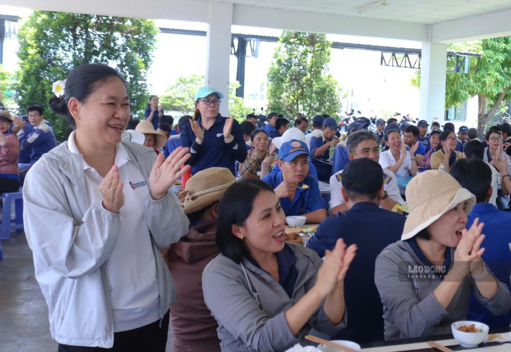 Bữa cơm đặc biệt gắn kết người lao động và doanh nghiệp. Ảnh: Thanh Tuấn