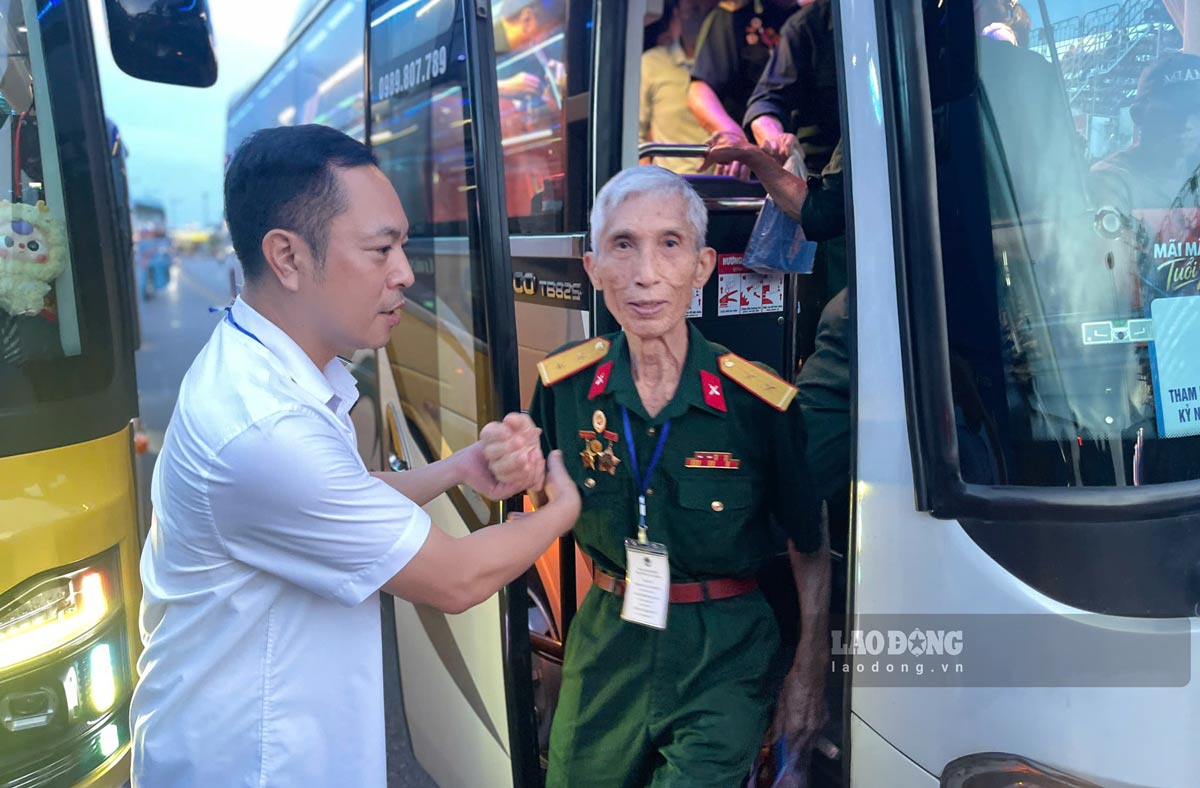 The program takes place to celebrate the 79th anniversary of War Invalids and Martyrs' Day (July 27, 1947 - July 27, 2026), to commemorate and express gratitude to heroic martyrs and people with meritorious services to the revolution. Photo: Doan Hung