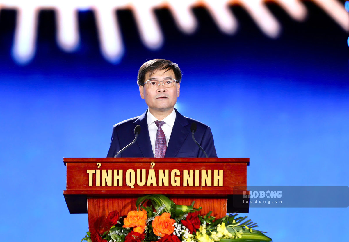 Ông Bùi Văn Khắng, Phó Bí thư Tỉnh ủy, Chủ tịch UBND tỉnh Quảng Ninh phát biểu khai mạc chương trình. Ảnh: Thanh Tùng