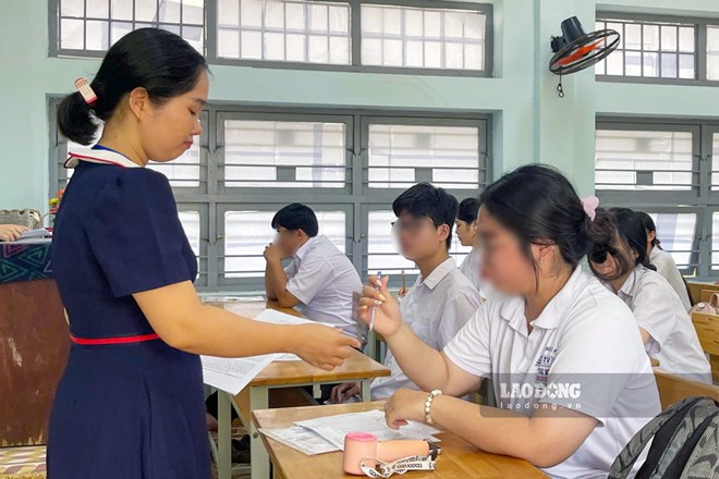 Viên chức ngành giáo dục tỉnh Gia Lai hướng dẫn học sinh làm thủ tục đăng ký dự thi tốt nghiệp THPT năm 2026. Ảnh: Hoài Phương 