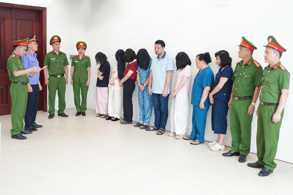 Cơ quan Cảnh sát điều tra Công an tỉnh Nghệ An đọc lệnh khởi tố vụ án, khởi tố 10 bị can về tội “Lừa dối khách hàng”. Ảnh: Công an Nghệ An