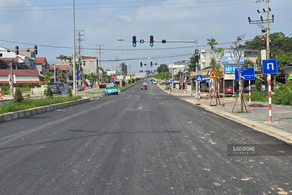 Hung Vuong street section in Phong Chau ward is being asphalted. Photo: To Cong
