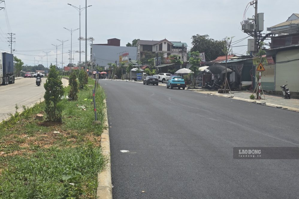 Một bên đường đã được thảm nhựa. Ảnh: Tô Công