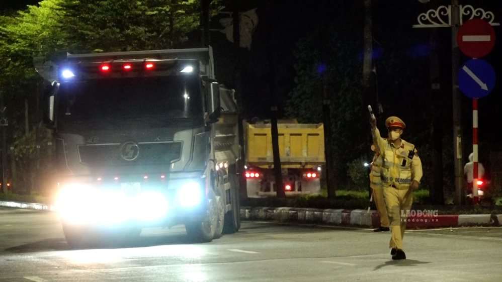 Hanoi traffic police patrol at night to close the area and seize violating trucks. Photo: To The