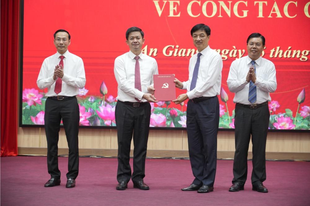Ủy viên Bộ Chính trị, Bí thư Trung ương Đảng, Trưởng Ban Tổ chức Trung ương Nguyễn Duy Ngọc trao quyết định cho Ủy viên Ban Chấp hành Trung ương Đảng, Bí thư Tỉnh ủy An Giang Lê Quang Tùng. Ảnh: Lê Tây