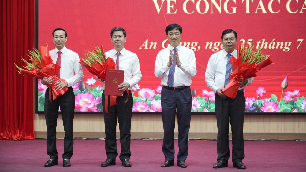 Ủy viên Bộ Chính trị, Bí thư Trung ương Đảng, Trưởng Ban Tổ chức Trung ương Nguyễn Duy Ngọc trao quyết định, tặng hoa chúc mừng đồng chí Lê Quang Tùng và tặng hoa chúc mừng đồng chí Nguyễn Tiến Hải, Nguyễn Thanh Nhàn. Ảnh: Lê Tây