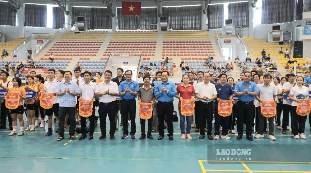 Trao cờ lưu niệm cho đại diện các đoàn và trọng tài. Ảnh: Nguyên Anh