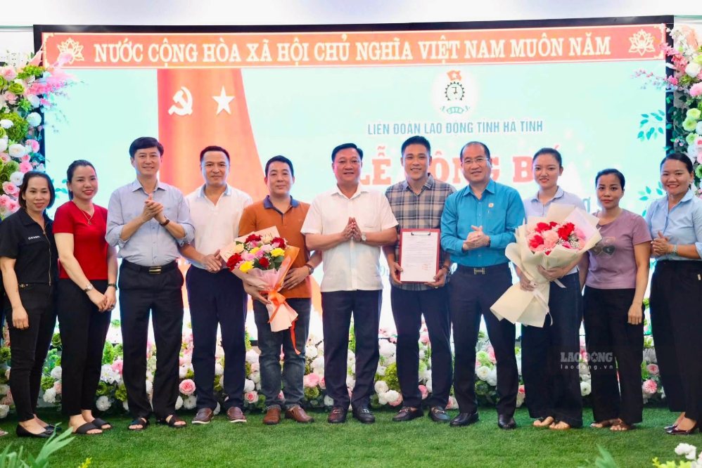 Handing over the decision to establish the Grassroots Trade Union of Crevence Duc Tho Co., Ltd. Photo: Ha Tinh Trade Union