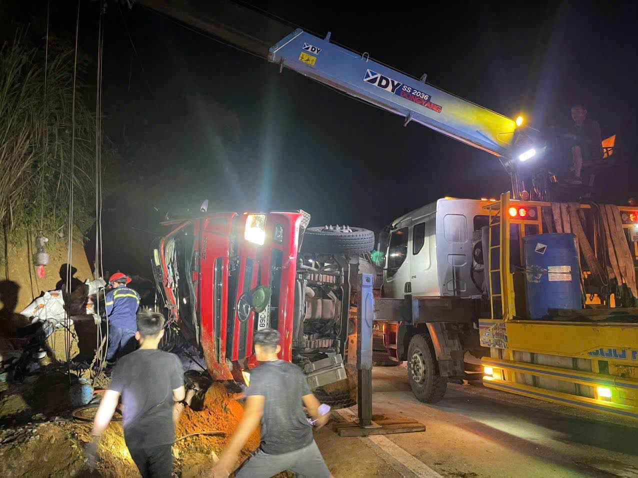 Overnight rescue of 2 victims trapped in a overturned truck on National Highway 279. Photo: Van Ban Commune Police