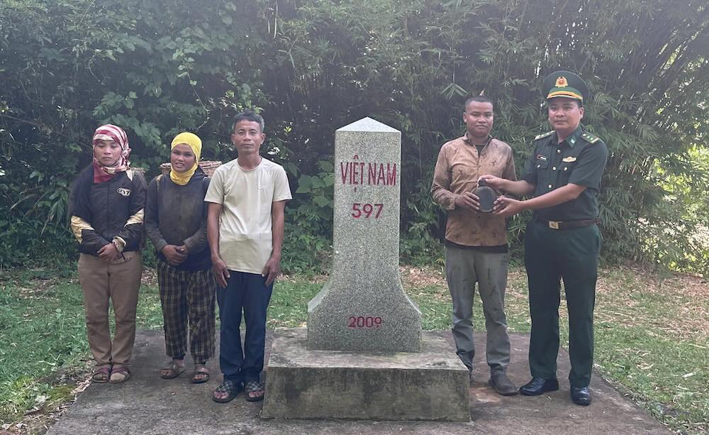 Huong Phung Border Guard Station exchanges information and receives information about martyrs' graves at marker 597. Photo: Huong Phung Border Guard