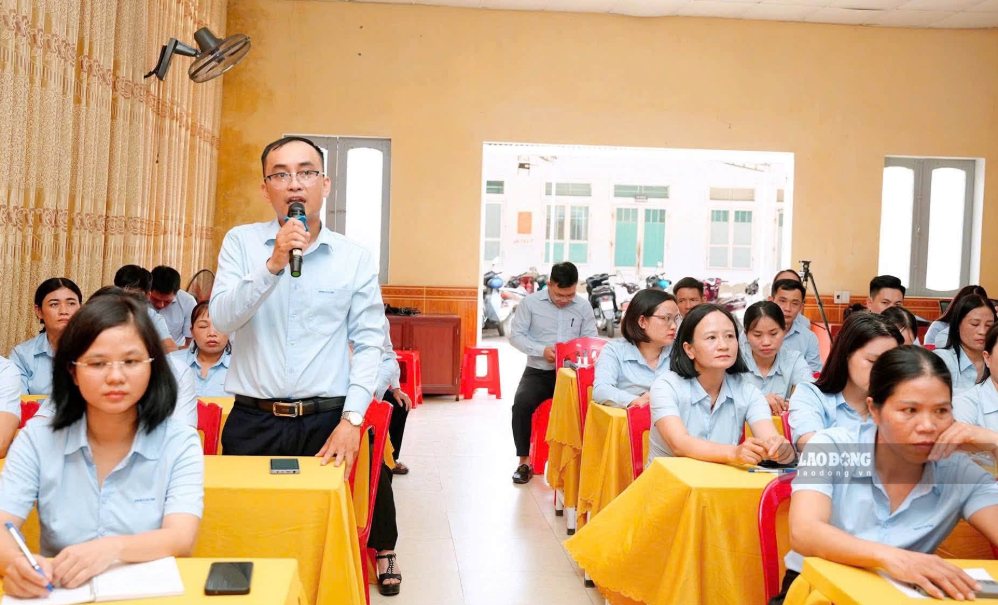 Workers of Ha Tinh Urban Environment and Construction Joint Stock Company raised recommendations at the dialogue. Photo: Chau Cam