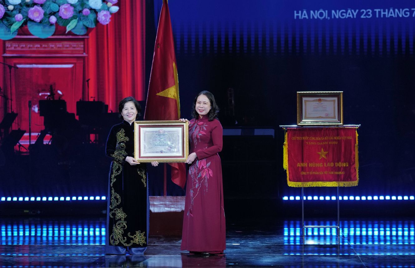 Bà Mai Kiều Liên - nguyên Ủy viên Trung ương Đảng, Anh hùng Lao động, Tổng giám đốc Vinamilk (bên trái) - đón nhận Huân chương Độc lập hạng Ba từ Bí thư Trung ương Đảng, Phó Chủ tịch nước Cộng hòa Xã hội Chủ nghĩa Việt Nam Võ Thị Ánh Xuân. Ảnh: Minh Anh