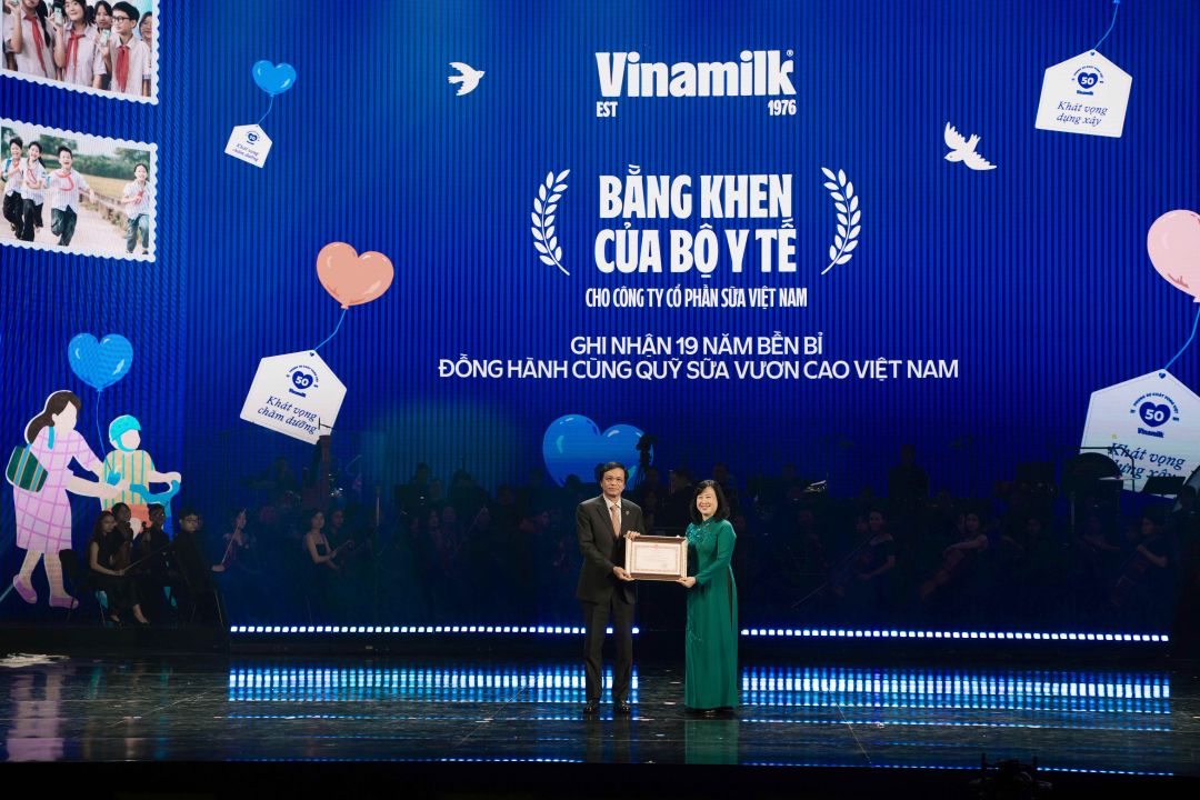 Đại diện Vinamilk, ông Nguyễn Hạnh Phúc - nguyên Uỷ viên Trung ương Đảng, Nguyên Tổng thư ký Quốc hội, Chủ tịch Hội đồng Quản trị - đón nhận Bằng khen của Ủy viên Trung ương Đảng, Bộ trưởng Bộ Y tế Đào Hồng Lan vì đã có nhiều thành tích đóng góp cho trẻ em thông qua Quỹ sữa Vươn cao Việt Nam. Ảnh: Minh Anh)
