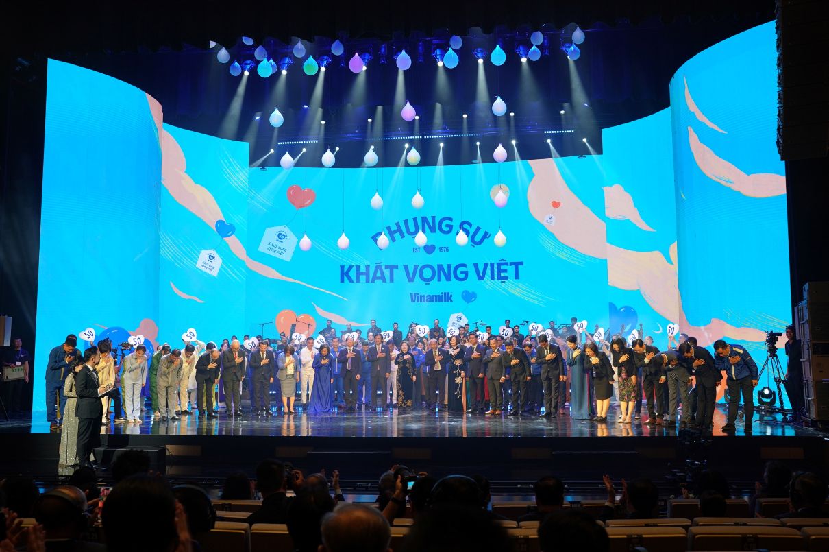 Tập thể lãnh đạo Vinamilk cam kết sẽ không ngừng đổi mới, không ngừng sáng tạo, để mỗi thế hệ trẻ em Việt Nam được thụ hưởng nền dinh dưỡng tốt hơn thế hệ trước.. Ảnh: Minh Anh