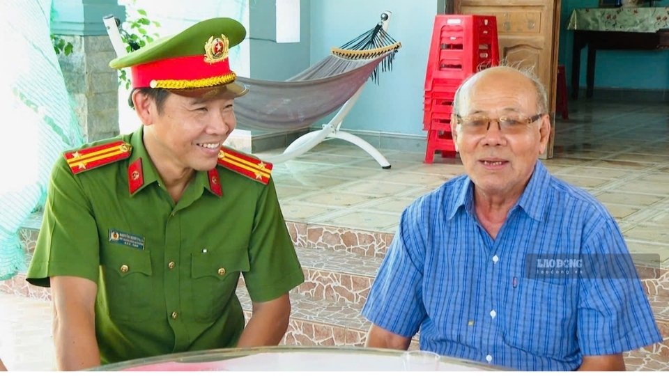 Cựu chiến binh Võ Ngọc Bền kể lại ký ức về vụ thảm sát Khâu Băng năm 1969 cho cán bộ, chiến sĩ trẻ. Ảnh: Hoàng Lộc